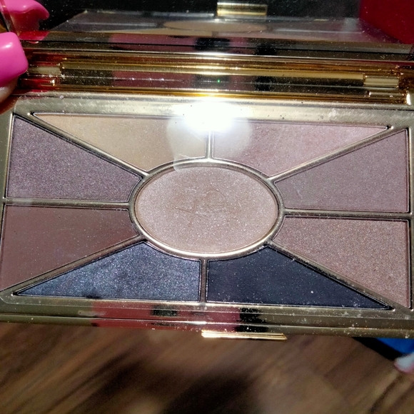 Makeup - Picture 3 of 5